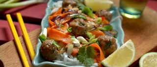 Asiatiska köttbullar med nudelsallad