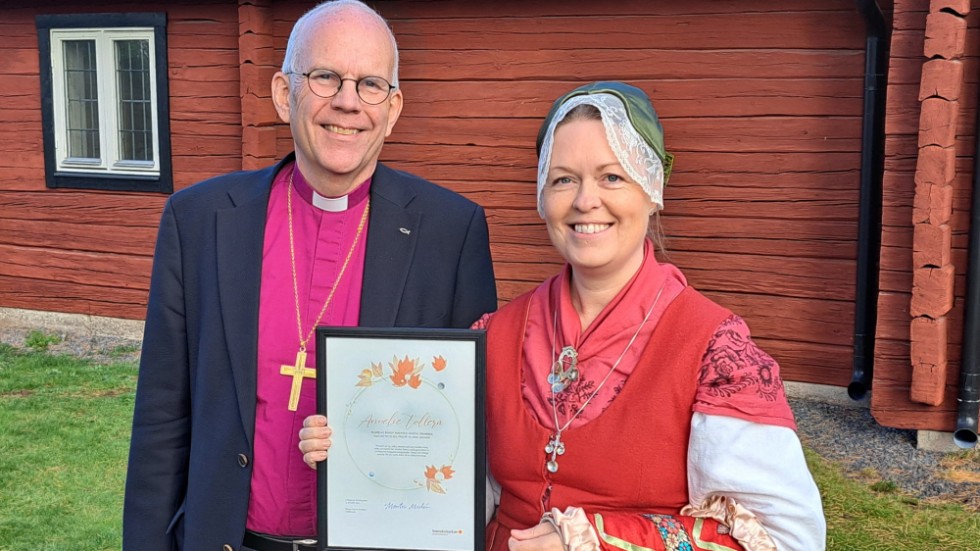 Annelie McCaffrey Tollerå tog emot stipendiet från biskop Martin Modéus på Vårdnäs stiftsgård. 