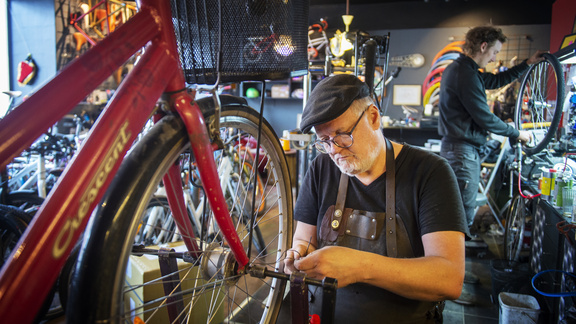 Thomas skapar konst i cykelverkstaden