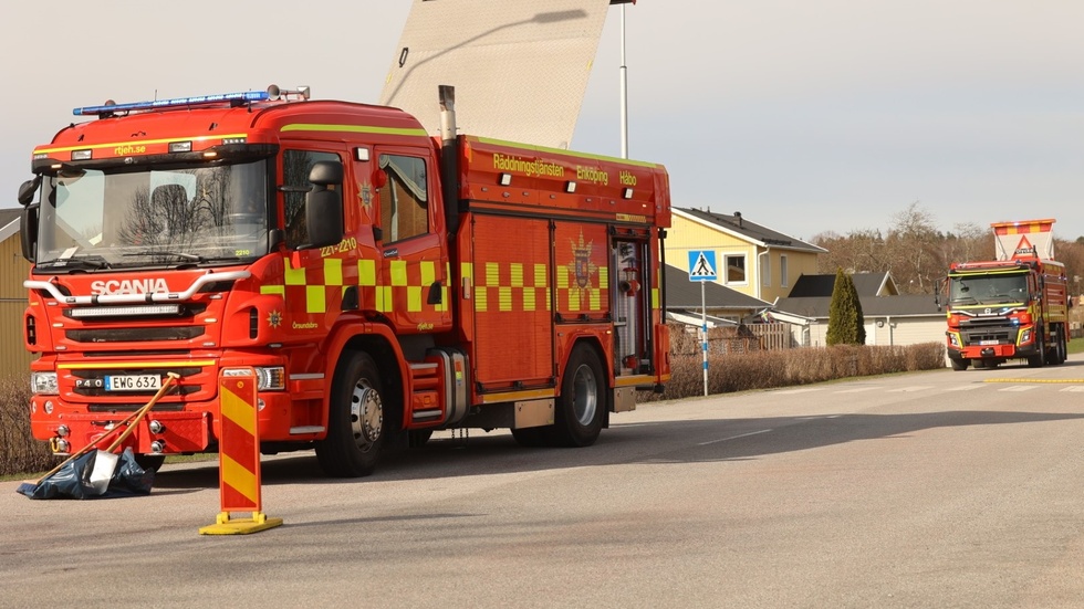 Två bilar har krockat på Enköpingsvägen i Örsundsbro. 
