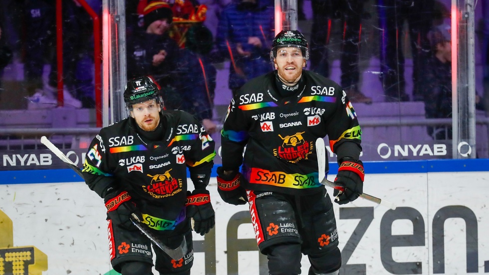 Brendan Shinnimin och Oscar Eklind är glada efter att Shinnimin gjort matchens första mål mot Malmö.