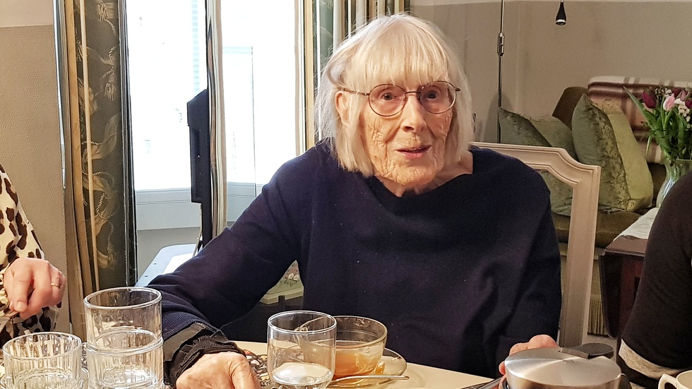 Elin Fredriksson, 103 år, hänger med i det som händer i världen och inom sporten och tv:n är ständigt igång i hennes lägenhet.