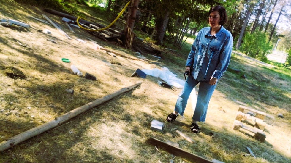 Här i skogen, bortom Tallkronaskolans pedagogiska lekplats, har lågstadieelever hittat sin egen fria plats att leka på. En plats som med dagens mått inte är säker, men fri från vuxnas översyn. Konstnären Karin Erixon har gjort en fältstudie av platsen som resulterat i utställningen "Sociotopkarta – mark, egendom och alla barnen" på Galleri Syster. 