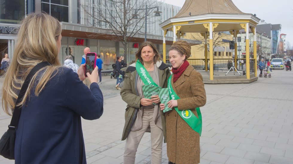 Isabella Lövin och Amanda Lind spelar in material till sociala medier på Storgatan i Luleå, under en kampanjaktivitet inför valet till Europaparlamentet.