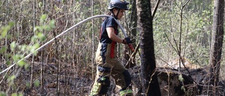 Brand i terräng nära skola    