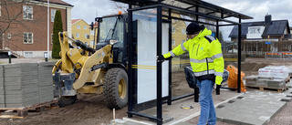 Första nya busskuren på plats på Östermalmsgatan