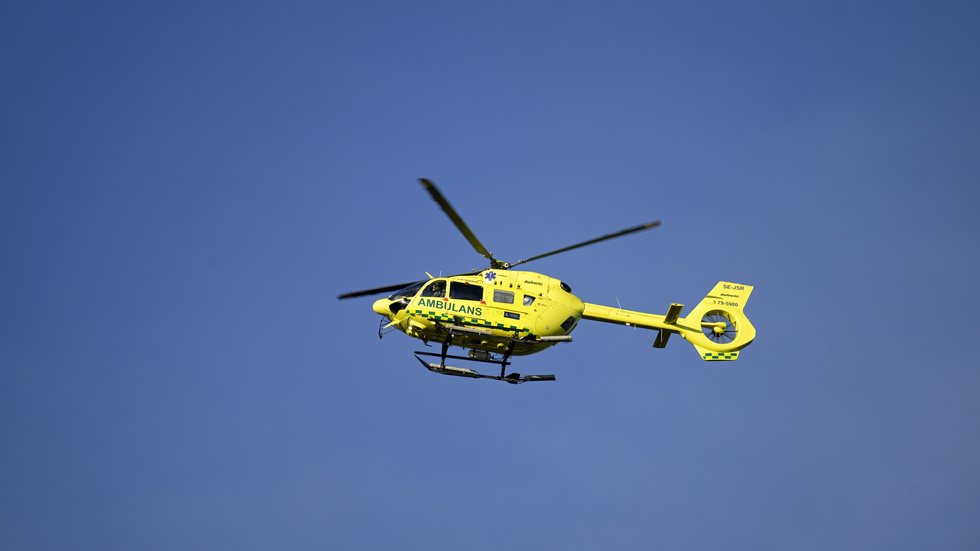 Den skadade personen har förts till sjukhus med ambulanshelikopter. Genrebild. 