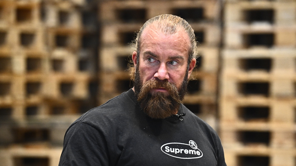 Jan Emanuel filmade inne på ett regemente, vilket lett till att han polisanmälts.
"Jag fick klartecken från alla som var där", säger han.