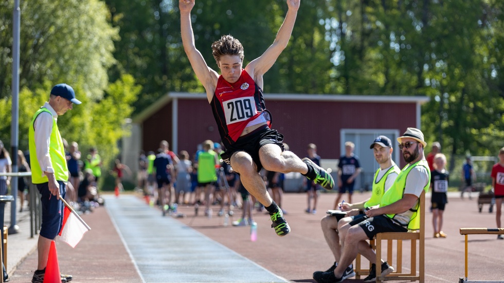 Marvin Hallin, vann guld i längdhopp, trots flera övertramp.
