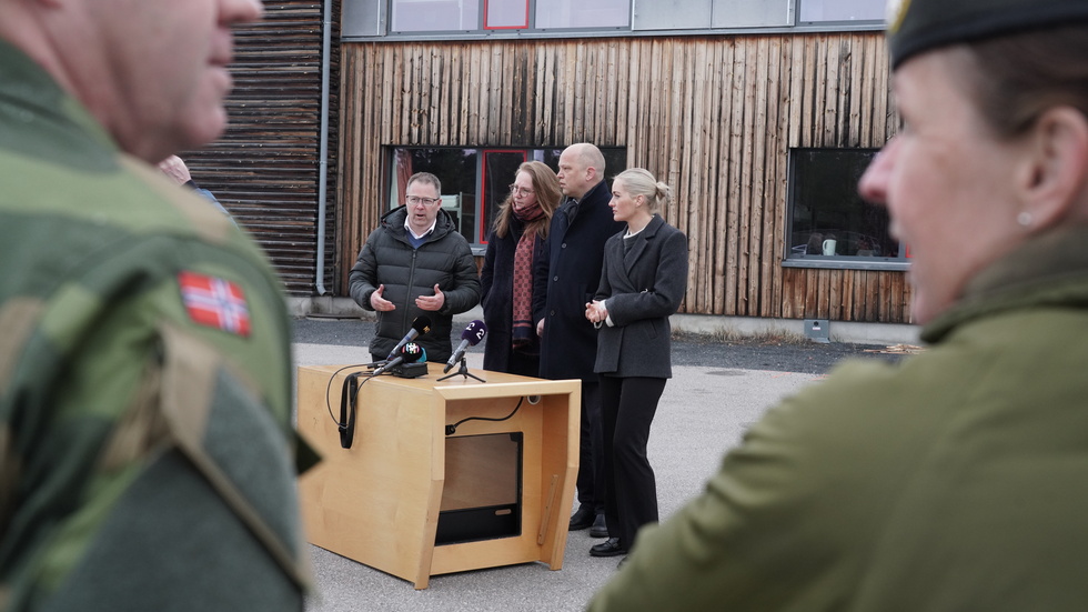 Försvarsminister Bjørn Arild Gram, finansminister Trygve Slagsvold Vedum och justitie- och beredskapsminister Emilie Mehl i Elverum.