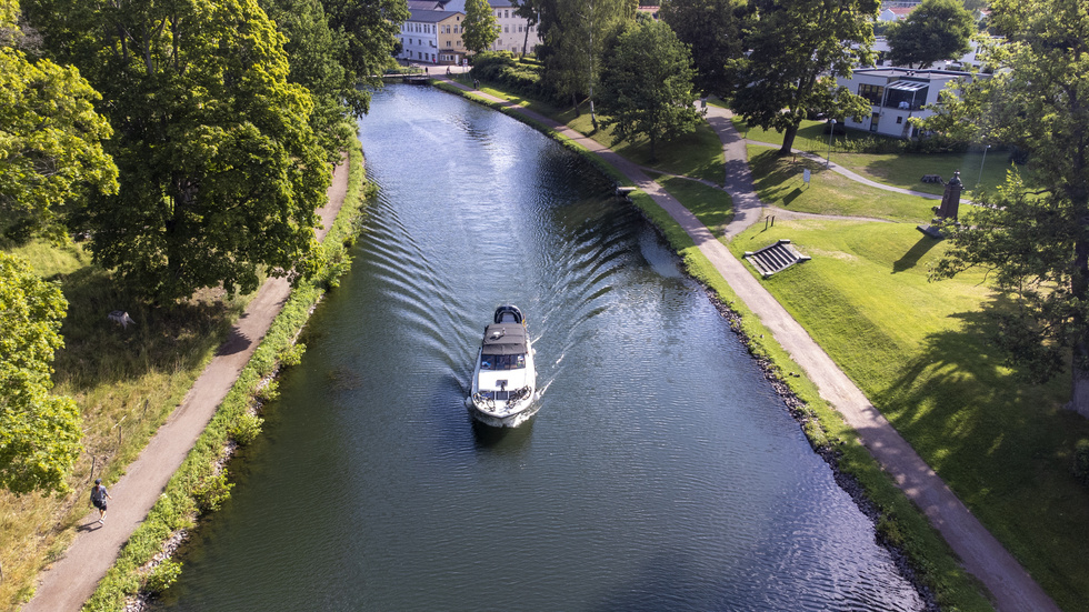 En intressekonflikt mellan ishallar och byggandet av en ny stadsdel utspelar sig bara ett stenkast från Göta Kanal i centrala Motala.