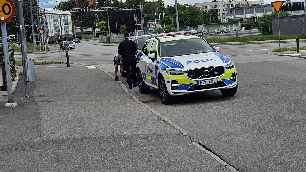 Polisen på plats i olyckskorsningen.