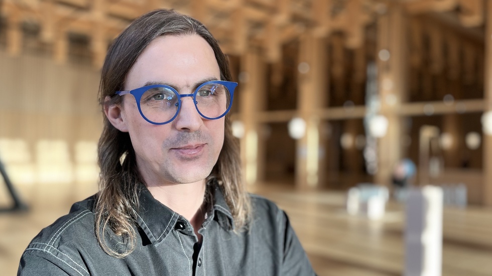 Konstnären David Larsson bor och verkar i Stockholm. Han vill genom att ta Litiumfestivalen till Skellefteå öppna upp för diskussioner kring litium och dess betydelse för samhällsutvecklingen.