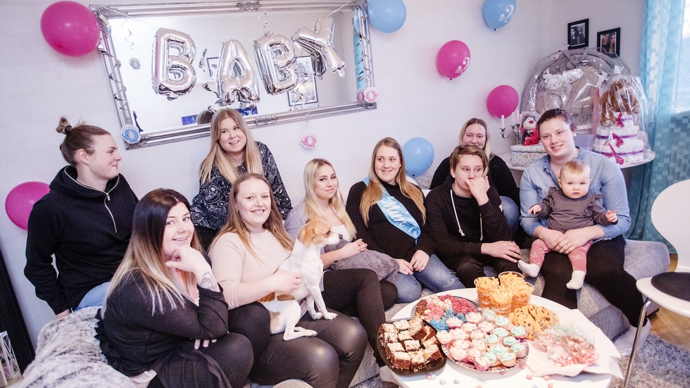Babyshower 2018. Malin Forsberg, Josefine Bäckström, Malin Bjurling med hunden Raffe, Jennifer Gustafsson, Linn Örsbrink bredvid den blivande mamman Elin Bäckström, Edvin Bäckström, lillebror till Elin, Jennifer Strand (skymd), och Sandra Bäckström. 