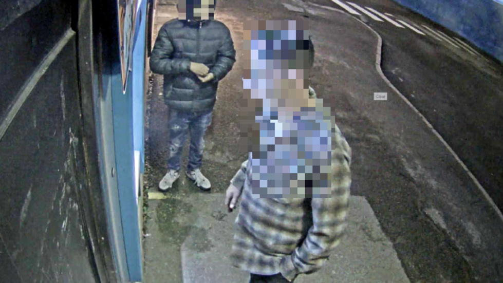 25-åringen åkte med flera kompisar från Skåne för att följa Novemberkåsan i Vimmerby. När han gick till hotellet natten före tävlingen blev han utsatt för ett dramatiskt rån i centrum. Här övervakar en av rånarna 25-åringens försök att ta ut pengar från bankomaten.