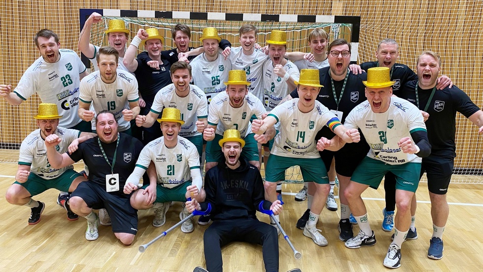 HK Eskil (med tränaren Ludvig Öhrbom längst till höger) firar i Eksjö efter att seriesegern i tvåan blivit klar och laget därmed tar klivet upp i ettan. 