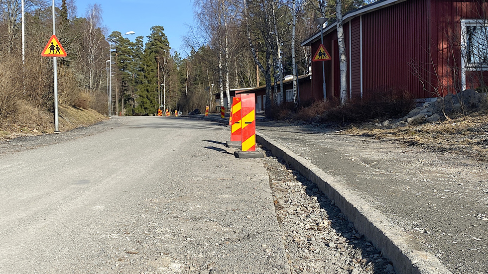 En ny gång- och cykelbana byggs längs Åsundavägen i Hummelsta, från Lovägen förbi gamla förskolan och upp till Dorsillavägen. Den beräknas vara klar i juni.