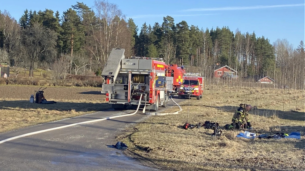 Flera enheter från räddningstjänsten på plats vid branden i en verkstadsbyggnad utanför Malmköping.