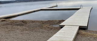 Naturens krafter: Isen skickade upp nya badbryggan på land