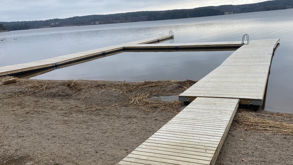 H-bryggan vid Strandbadet i Mariefred var ny i fjol, men klarade inte av isens härjningar. Anläggningen trycktes upp en bra bit på land.