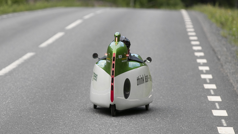 Tyske Oliver Richmann kallar sig själv velonaut. Just nu cyklar han längs vägarna i sin specialbyggda velomobil. Han startade i Bremen i Tyskland och målet är Nordkap i Norge. 