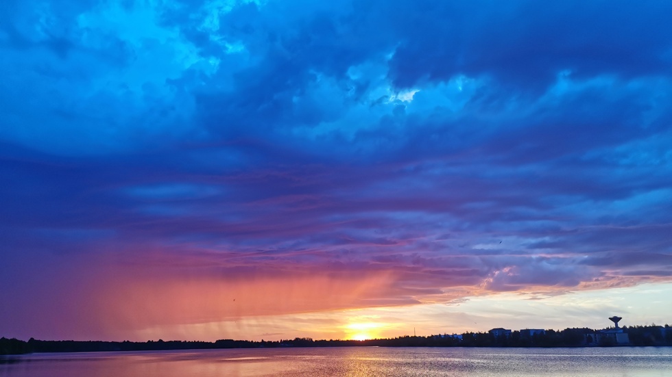 Magisk himmel. Marianne Joki Deniz var uppe tidigt och fotograferade soluppgången i Haparanda. Åskmolnen skapade en oerhört vacker färgkombination.