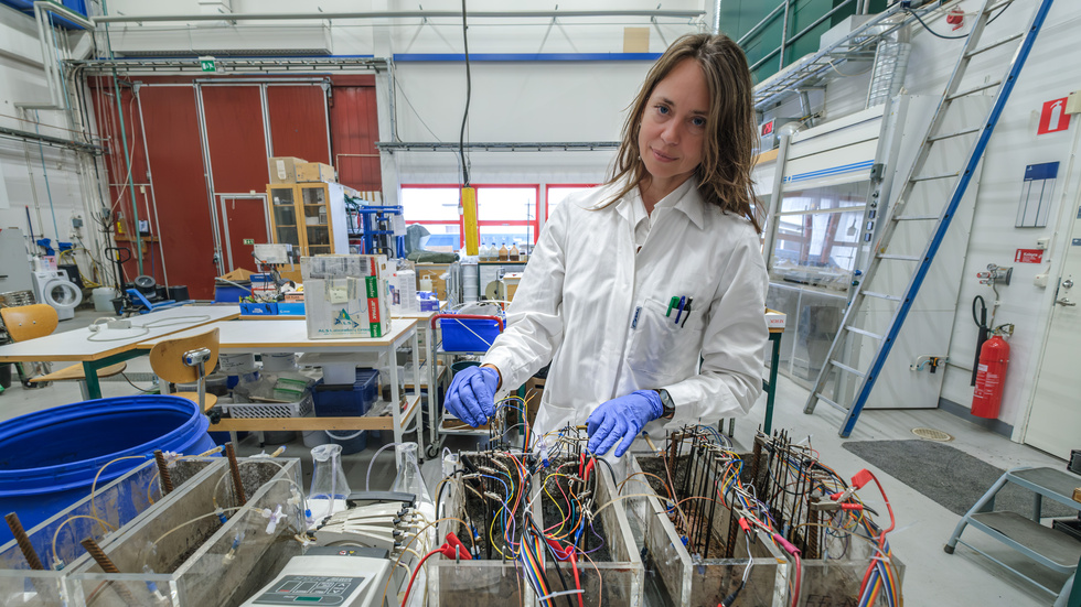 Jurate Kumpiene, projektledare vid Luleå tekniska universitet, hoppas kunna lösa gåtan med att bryta ner PFAS som rinner genom jorden ner i grundvattnet. Här i labbet försöker de göra det med hjälp av el.