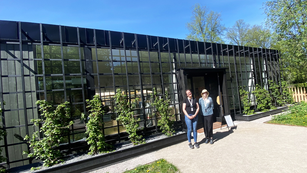 Therese Hammar och Beatrice Jonsson arbetar i Linnéträdgården. Med tiden ska den nya byggnaden vara inklädd i växtlighet.