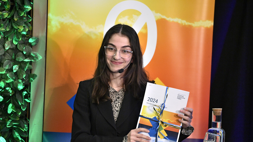 Klimatpolitiska rådet överlämnar Klimatpolitiska rådets utvärdering av regeringens klimatpolitik till klimat- och miljöminister Romina Pourmokhtari (L).