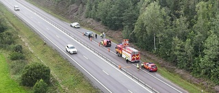 E22 stängdes av helt efter trafikolycka – körde in i mitträcket