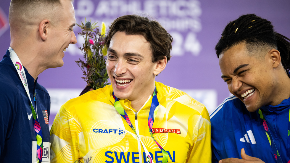 Armand Duplantis, som här visar sin lycka efter helgens guld i inomhus-VM, kommer inte till Eskilstuna i sommar.