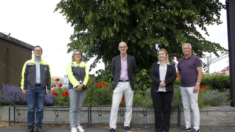 Patrik Lilja och Rosemary Andersson, projektledare respektive platschef på Volvo manufacturing, kommunchef Håkan Bergsten, kommunalråd Ann-Charlotte Munter (S) och näringslivschef Mikael Larsson.
