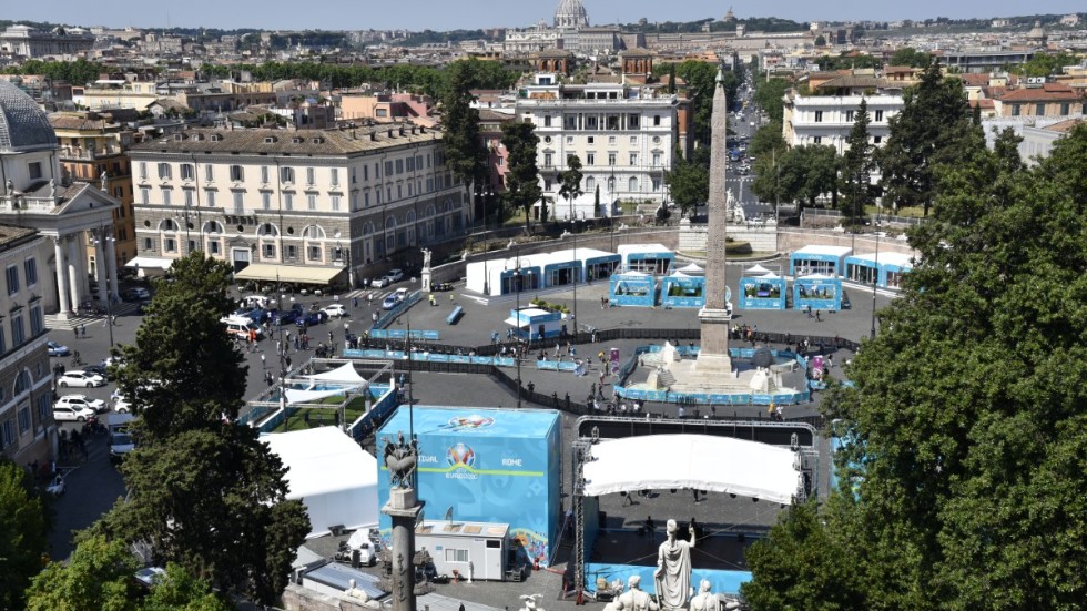 Solen strålar ner över supporterområdet vid Piazza del Popolo i Rom. Här ska 1,000 fans släppas in för att se EM-premiären på storbildsskärm under fredagskvällen.