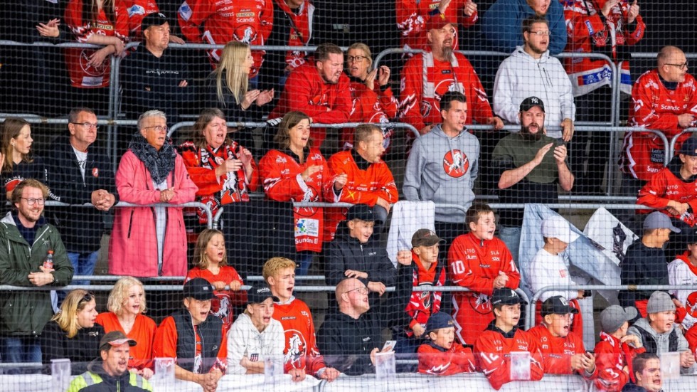 Magnus Bodin i grå tröja i Vita Hästen-klacken.