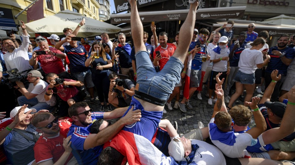 Franska fotbollsfans fotade den 28 juni då de var på plats i Bukarest i Rumänien för att titta på EM-matchen mellan Frankrike och Schweiz.