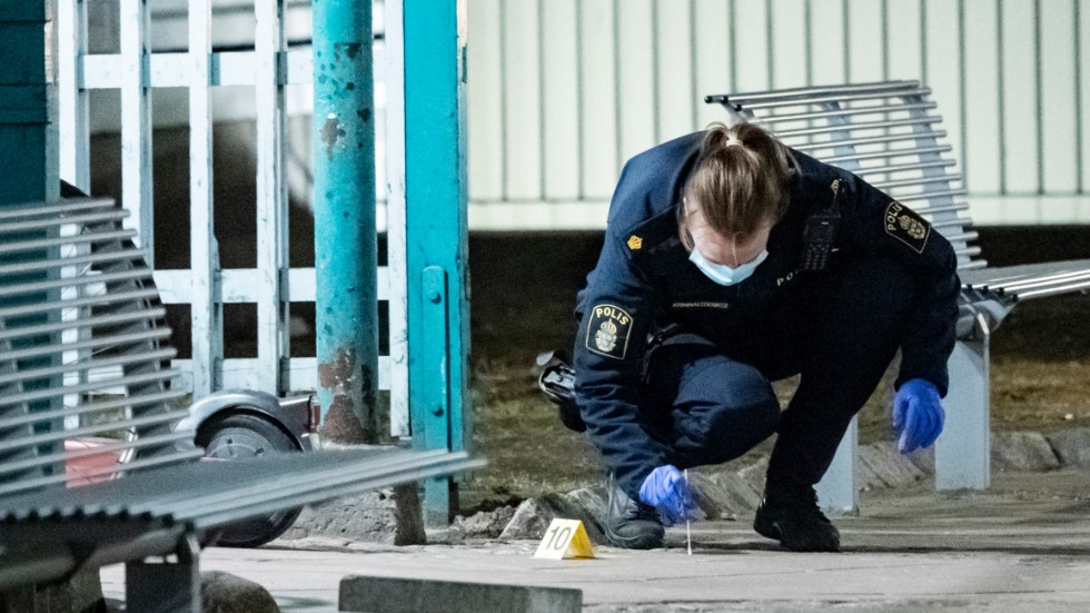 Polisens kriminaltekniker arbetar innanför avspärrningarna efter att en man i 40-årsåldern har förts till sjukhus efter en skottlossning i stadsdelen Fosie i Malmö i mars. Arkivbild.
