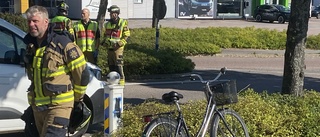 El-scooterförare och cyklist i krock med bilar