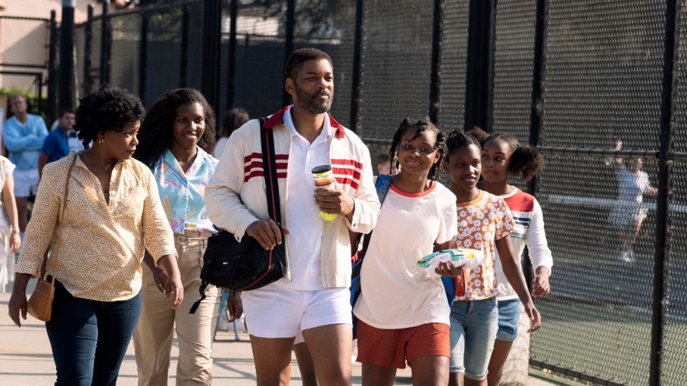 Will Smith spelar systrarna Serena och Venus Williams pappa Richard i "King Richard". Pressbild.