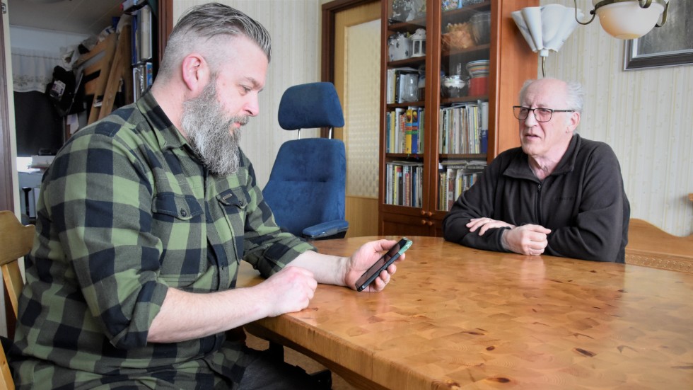 Stefan Sternelöv och Erik Gustafsson har i flera år väntat på att det ska dras fiber i Korpikå.
