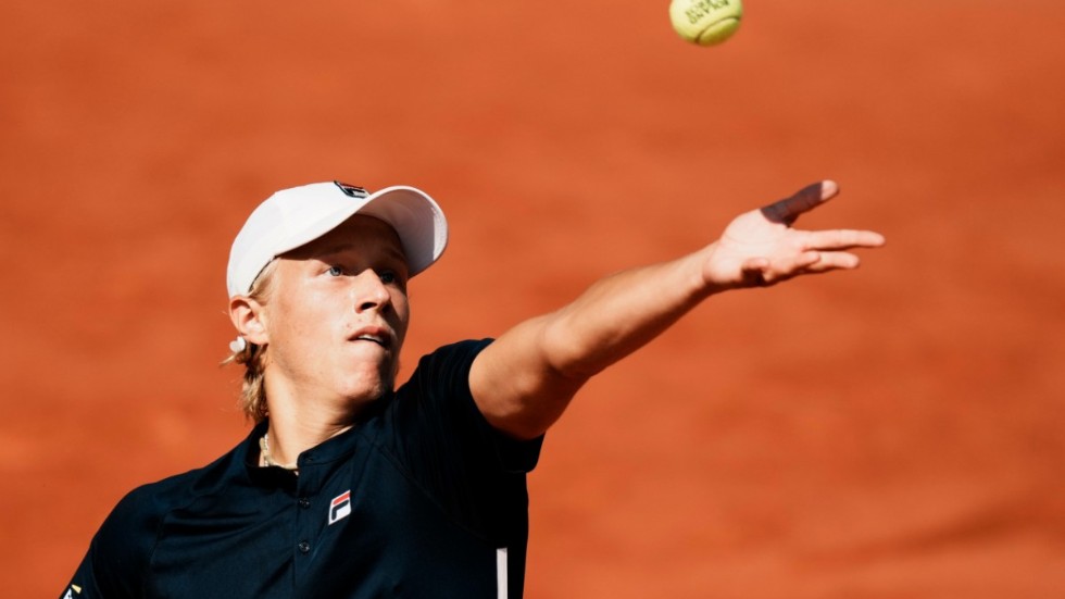 Leo Borg i måndagens segermatch mot franske hemmaspelaren Max Westphal på Roland Garros grus.