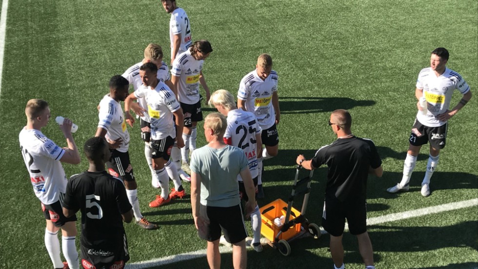 Maif uppträdde lite stirrigt i andra halvlek, här under vattenpausen. Men laget var på tå och kunde rättvist reda ut matchen till en seger och tre poäng på Tyresövallen.