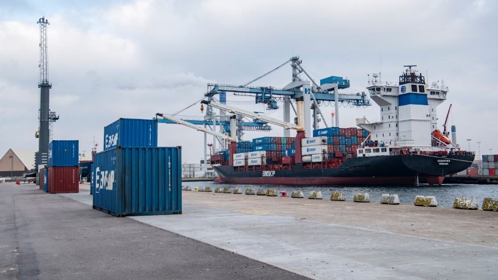 Containerfartyget Godafoss vid kaj i hamnen i Helsingborg. Helsingborgs hamn är Sveriges näst största containerhamn. Arkivbild.