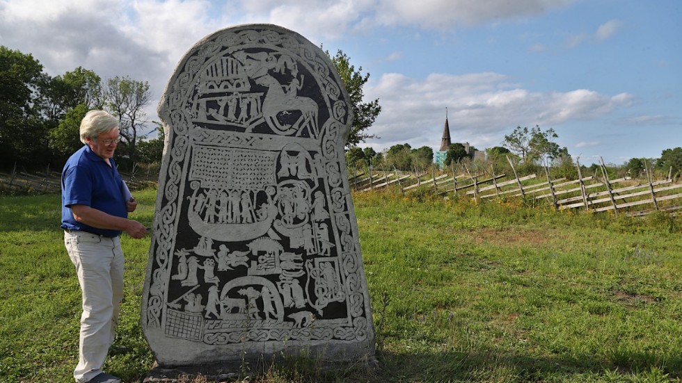 Ardrestenen med kyrkan i bakgrunden. 