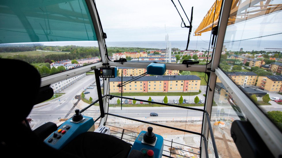 Kranföraren Kent Lind har sin arbetsplats en bit närmare himlen. Med precision styr han den kran som är oumbärlig på byggarbetsplatsen.