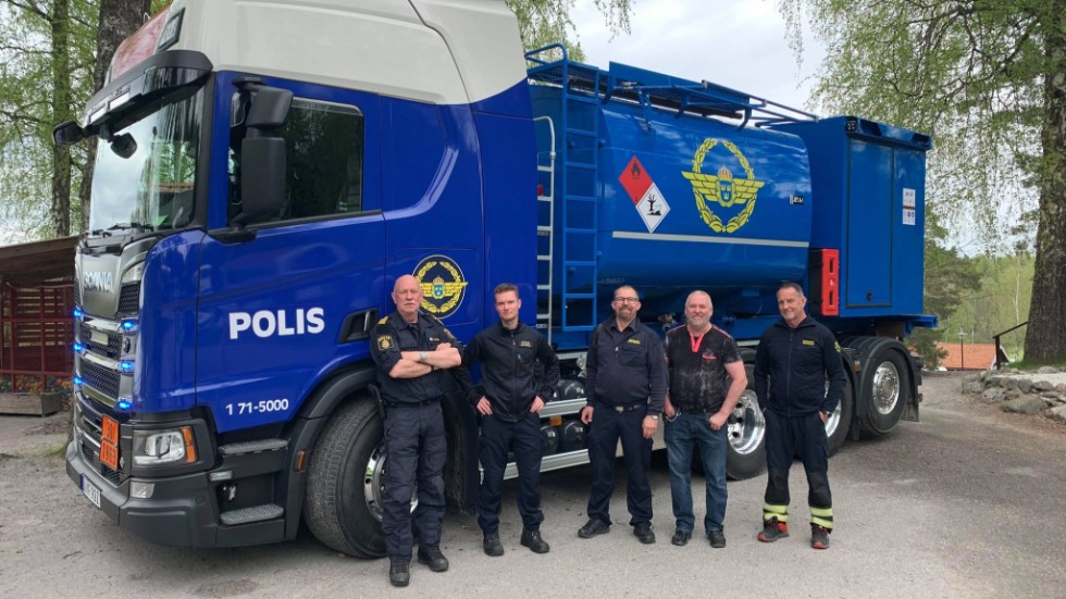 Göran Kessel och Johan Szymanski (till vänster) tillsammans med Mårten Eskilsson, räddningschef i Strängnäs, Dick Karlsson från brandvärnet i Sparreholm och Tomas Jonsson från Flens räddningstjänst när polisfordonet visades upp i Malmköping.