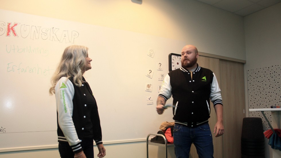 Kommunikatörerna Maria Bergmark och Richard Bray undervisar i arbetsmarknadskunskap.