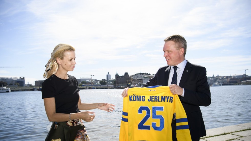 Finansborgarrådet Anna König Järlemyr (M) och hockeyförbundets ordförande Anders Larsson meddelar att ishockey-VM ska hållas Stockholm 2025.