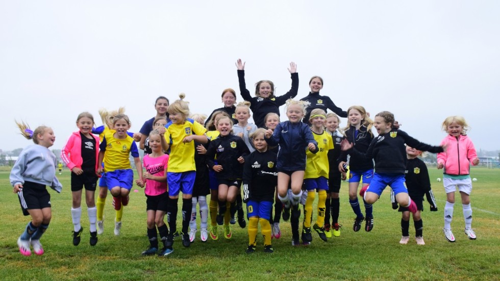 Flickorna i ålder sex till åtta år spelar tillsammans på fotbollskolan. 