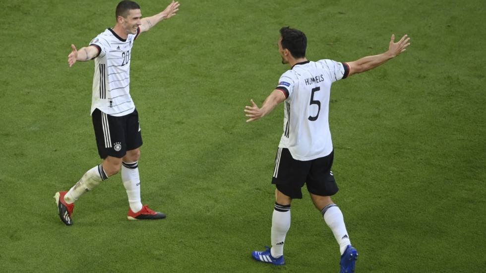 Robin Gosens, till vänster, firar med Mats Hummels efter 4–1-målet.