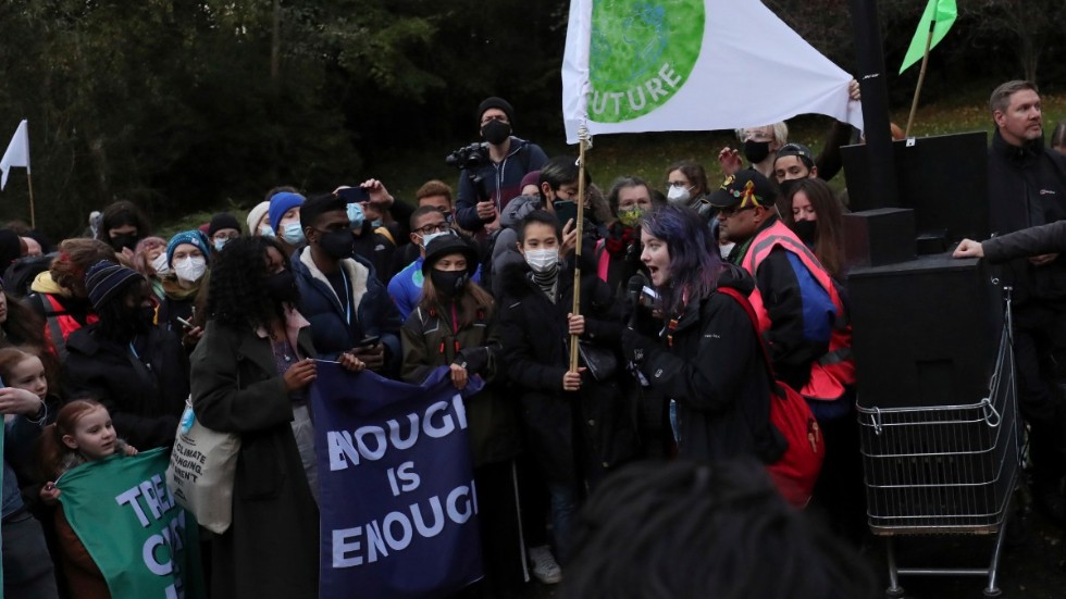 Klimataktivisten Greta Thunberg och många andra unga, som under måndagskvällen samlades i närheten av platsen där klimattoppmötet COP26 hålls i Glasgow.